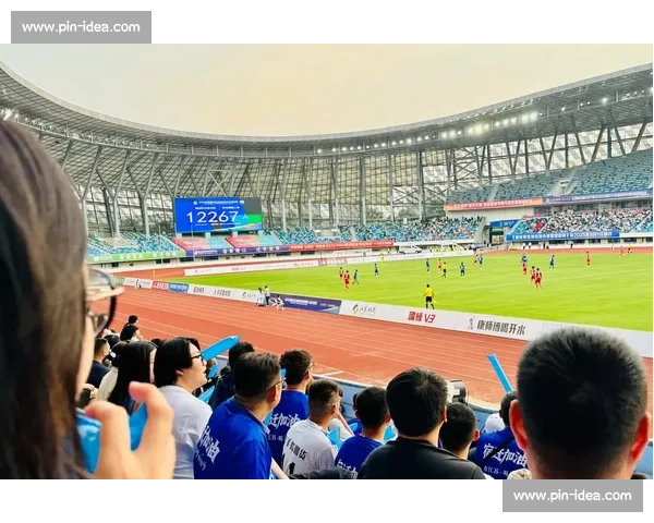 5 岁萌娃跨城追星！南京小球迷圆梦连云港苏超主场